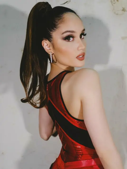 “Senang, bersyukur (masuk nominasi), tapi aku tahu banyak orang yang sangat cantik di luar sana yang mungkin belum ter-ekspose," lanjutnya. (Instagram/Claurakiehl)