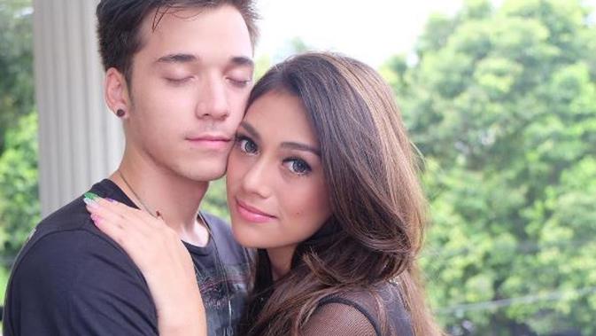 Temani Syuting Foto Mesra Stefan William dan Celine 