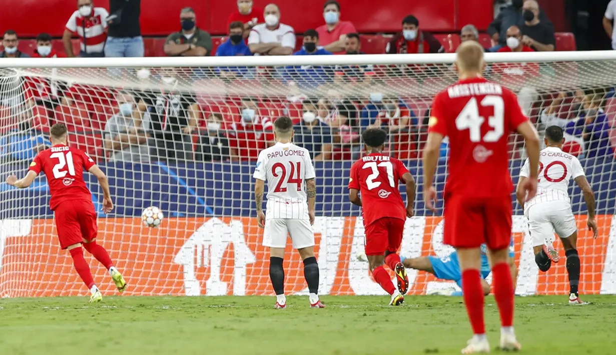 Pemain Salzburg Luka Sucic (kiri) mencetak gol ke gawang Sevilla pada pertandingan Grup G Liga Champions di Stadion Ramon Sanches Pizjuan, Seville, Spanyol, Selasa (14/9/2021). Pertandingan berakhir dengan skor 1-1. (AP Photo/Angel Fernandez)