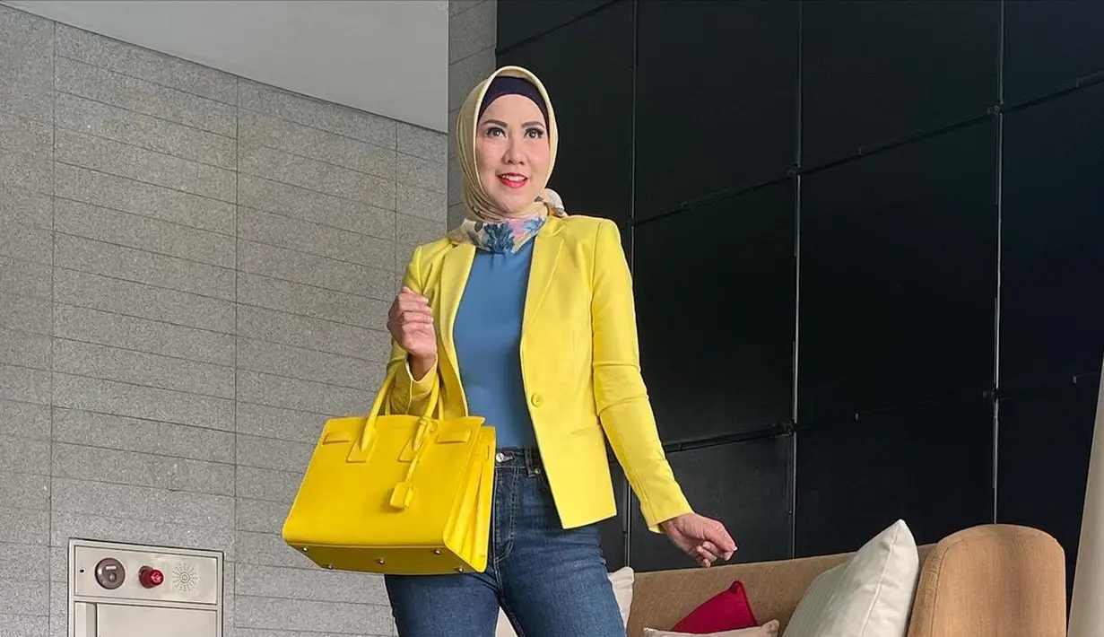 Pada potret ini, istri Ferry Irawan itu tampil fresh dengan padanan blazer kuning dan inner biru. @vennamelindareal.