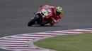 Andrea Iannone sedang latihan bebas pertama di Sirkuit Termas de Río Hondo, Jumat (17/4/2015) malam WIB. (AP Photo/Natacha Pisarenko)