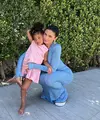 Kylie Jenner dan putrinya Stormi sama-sama memakai pakaian warna pastel yaitu biru dan pale pink untuk merayakan Paskah 2022 (Foto: Instagram @kyliejenner)