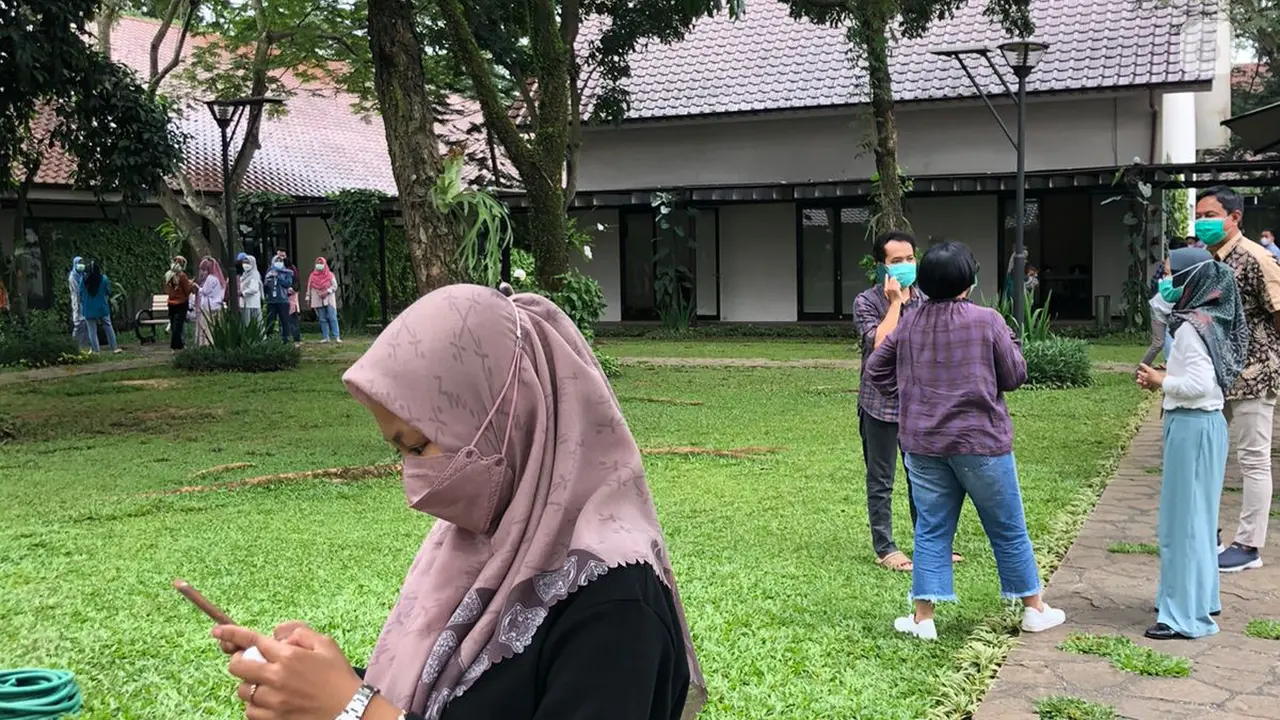 Kondisi warga perkantoran di daerah Tangerang Selatan ketika gempa Banten.