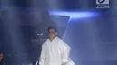 Penyanyi Afgansyah Reza atau Afgan menghibur penggemarnya saat menggelar konser bertajuk Dekade di Istora Senayan, Jakarta, Jumat (8/8/2019). Konser ini merupakan penanda 10 tahun penyanyi Afgansyah Reza di industri musik Indonesia. (Liputan6.com/Angga Yuniar)