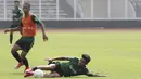 Pemain Timnas Indonesia U-22, Asnawi Mangkualam, melakukan tekel saat latihan di Stadion Madya, Jakarta, Selasa (8/1). Latihan ini merupakan persiapan jelang Piala AFF U-22. (Bola.com/Vitalis Yogi Trisna)