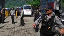 Aparat kepolisian terlihat berjaga ketika 12 ambulans mendatangi tempat penyeberangan khusus Lapas Pulau Nusakambangan, Cilacap, Jateng, Selasa, (28/4/2015). (Liputan6.com/Yoppy Renato)