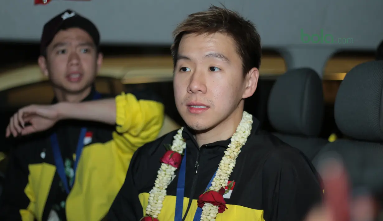 Kevin Sanjaya/Marcus Gideon saat berada dalam bus di Bandara Soekarno-Hatta, Cengkareng, (20/3/2018). Selain mempertahankan gelar juara, Kevin/Marcus berhasil  menembus 100.000 poin pada peringkat BWF. (Bola.com/Nick Hanoatubun)