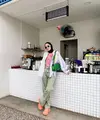 Strip kemeja warna biruyang dijadikan outer dipadu padankan dengan inner berwarna pink dan celana jeans. (instagram/tantrinamirah)