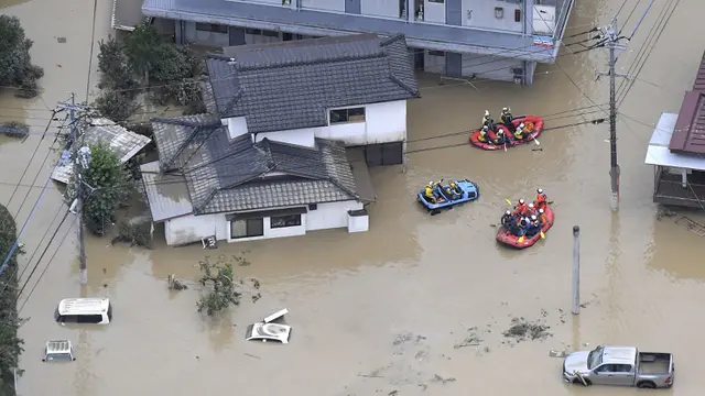 FOTO: Hujan Deras Picu Banjir dan Tanah Longsor di Jepang
