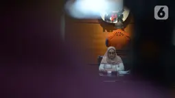 Wakil Ketua KPK Lili Pintauli Siregar memberikan keterangan terkait penahanan mantan Anggota Komisi IX DPR RI Irgan Chairul Mahfiz (ICM) di gedung KPK, Jakarta, Rabu (11/11/2020). (merdeka.com/Imam Buhori)