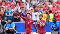 Pemain Portugal Cristiano Ronaldo dan Bruno Fernandes usai pertandingan melawan Uzbekistan di Piala Dunia 2026 di Houston, Selasa (23/6/2026). (AP Photo/Ashley Landis)