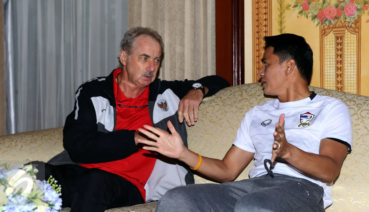 Pelatih Timnas Indonesia, Alfred Riedl (kiri) berbincang dengan pelatih Thailand, Kiatisuk Senamuang jelang memberi keterangan laga final kedua Piala AFF 2016 di Bangkok, Thailand, Jumat (16/12). (Liputan6.com/Helmi Fithriansyah)