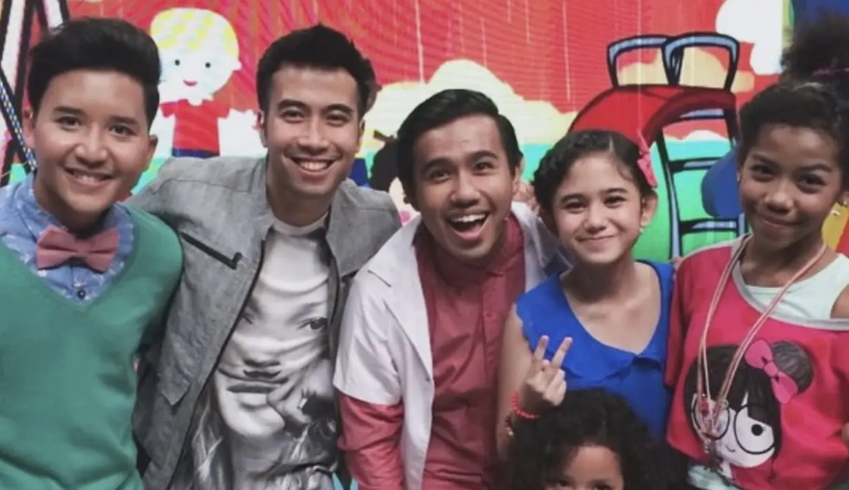 Tissa Biani mengunggah potret dirinya saat masih kecil bersama Vidi yang mengenakan jaket abu-abu.[@tissabiani]