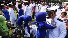 Sejumlah Perwira Remaja menangis terharu memeluk keluarga usai dilantik Presiden Joko Widodo di Istana Merdeka, Jakarta, Selasa (25/7). Dalam acara ini Jokowi melantik 729 orang Calon Perwira Remaja (Capaja) TNI-Polri. (Liputan6.com/Angga Yuniar)
