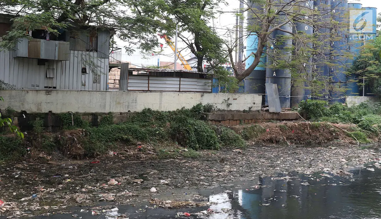 Pemandangan Kali Krukut yang dipenuhi sampah di kawasan Karet, Jakarta, Rabu (19/9). Selain dipenuhi sampah, Kali Krukut juga menimbulkan bau tidak sedap. (Liputan6.com/Immanuel Antonius)