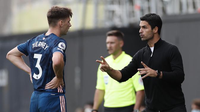 Manajer Arsenal, Mikel Arteta, memberikan arahan kepada Kieran Tierney saat menghadapi Fulham pada laga Liga Inggris di Craven Cottage, London, Sabtu (12/9/2020) malam WIB. Arsenal menang 3-0 atas Fulham. (Paul Childs/Pool via AP)