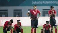 Pemain Indonesia tampak kecewa usai ditaklukkan Uni Emirat Arab (UEA) pada laga Asian Games di Stadion Wibawa Mukti, Jawa Barat, Jumat (24/8/2018). Indonesia kalah adu penalti dari UEA. (Bola.com/Vitalis Yogi Trisna)