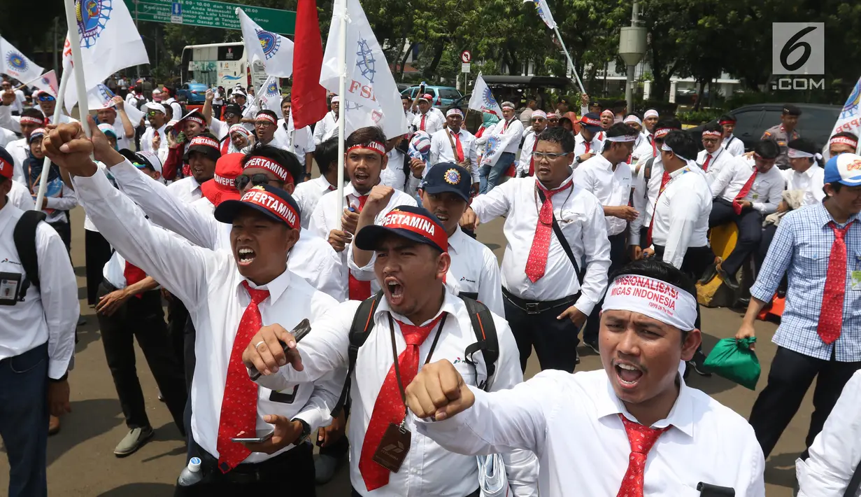 Serikat Pekerja Pertamina membentangkan spanduk dalam aksi damai di depan Istana, Jakarta, Selasa (19/2).  Dalam aksinya, mereka mengklaim bahwa harga avtur PT Pertamina (Persero) tidak berpengaruh pada mahalnya tiket pesawat. (Liputan6.com/Angga Yuniar)