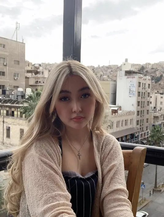 Dalam bio Instagram miliknya, ia menuliskan profesinya sebagai pilot pesawat pribadi. [Foto: Instagram/AbigailMchel]