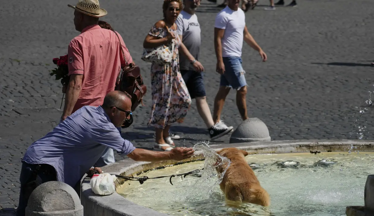 Italia menghadapi gelombang panas dengan suhu di ibu kota mencapai 37 Celcius (98 Farenheit). (AP Photo/Gregorio Borgia)