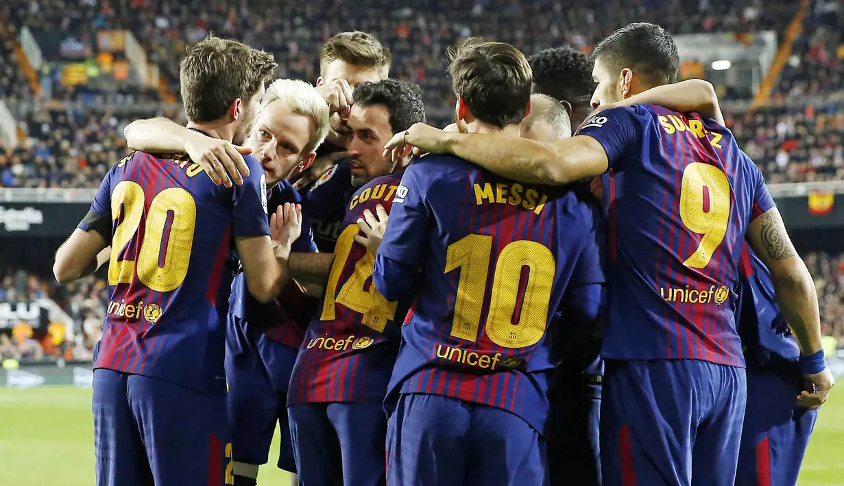 1. Barcelona - Mengeluarkan 6,8 juta poundsterling per pekan. (AP/Alberto Saiz)