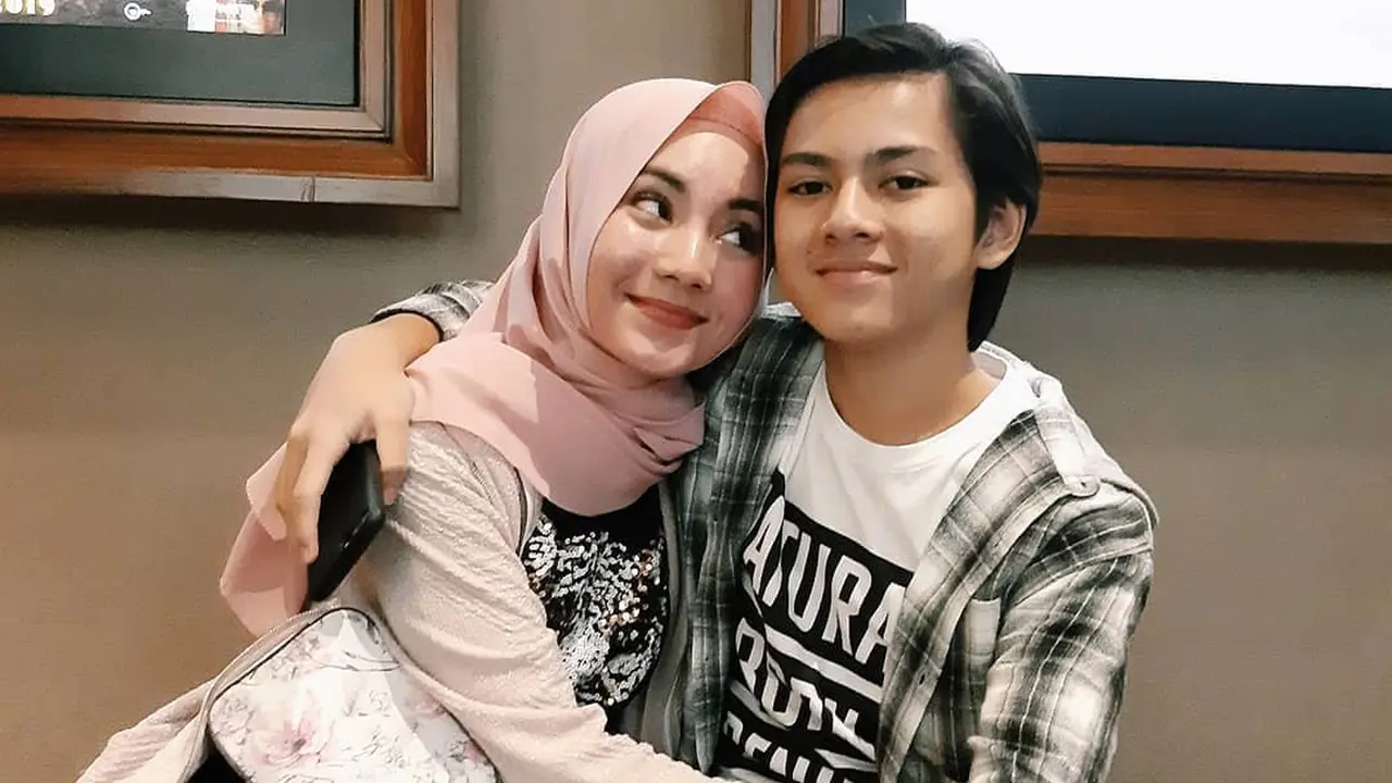 Sering Dikira Pacar, Ini 6 Momen Kebersamaan Rey Bong dan Kakak