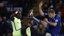 Leicester City punya gelandang kedua penghasil assists yaitu Marc Albrighton (kanan)  dengan jumlah 6, bersama Riyad Mahrez menjadi gelandang produktif untuk assists hingga pekan ke-25 Liga Premier Inggris. (AFP/Adrian Dennis)