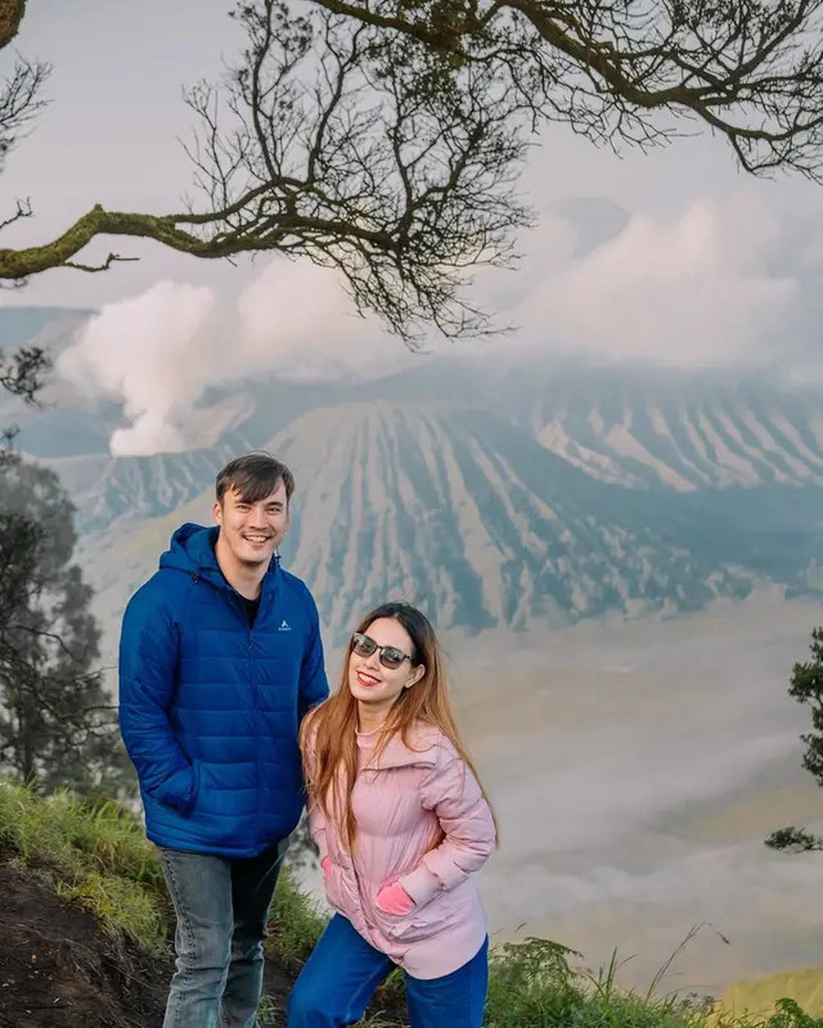 6 Outfit Couple Rendy Kjaernett dan Lady Nayoan, Tampil Gaya Bareng Pasangan