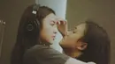 <p>Foto yang diunggah oleh Rizky Febian di akun Instagram miliknya memperlihatkan Rizky dan Mahalini sedang berpelukan. Rizky menuliskan caption "Moment kita sama2 bikin notasi bareng cari lyric sama2 . Yg penting sama2 yakin langsung coba take voc. " (Instagram/rizkyfbian)</p>