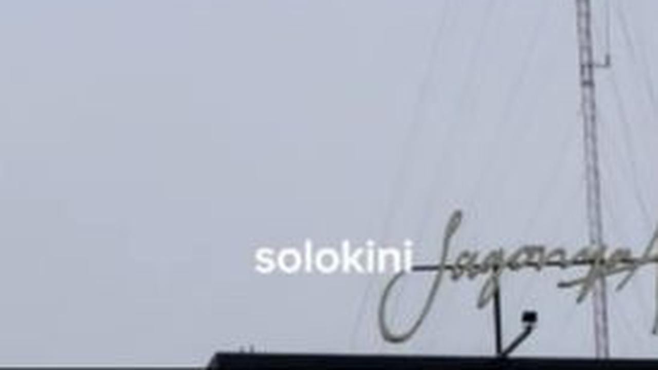 Tak berselang lama, video memperlihatkan drone liar tersebut secara perlahan jatuh ke bawah. <br>