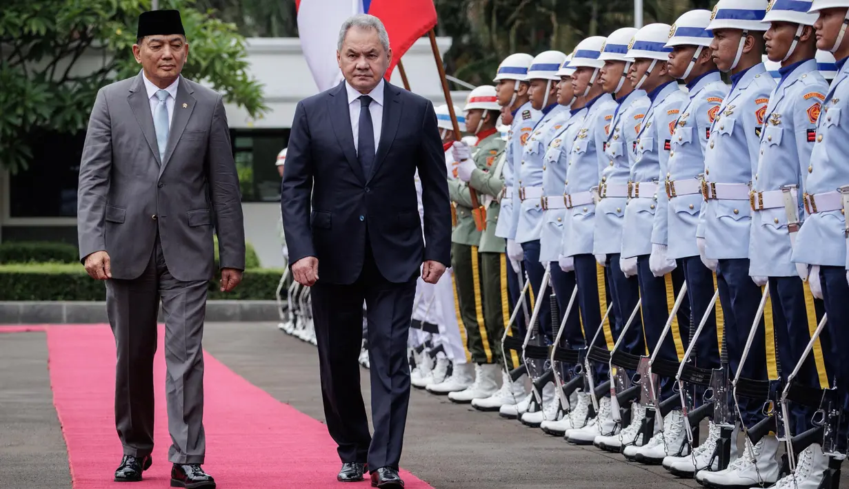 Menteri Pertahanan Indonesia Sjafrie Sjamsoeddin (kiri) dan Sekretaris Dewan Keamanan Rusia Sergei Shoigu memeriksa pasukan jajar kehormatan sebelum pertemuan bilateral mereka di Kementerian Pertahanan Republik Indonesia, Jakarta, Selasa 25 Februari 2025. (Yasuyoshi Chiba/AFP)
