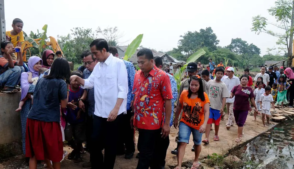 Kehadiran Jokowi di proyek waduk Kampung Rambutan membuat warga sekitar berdatangan sekedar ingin melihat atau mencium tangan Jokowi (Liputan6.com/Andrian M Tunay).