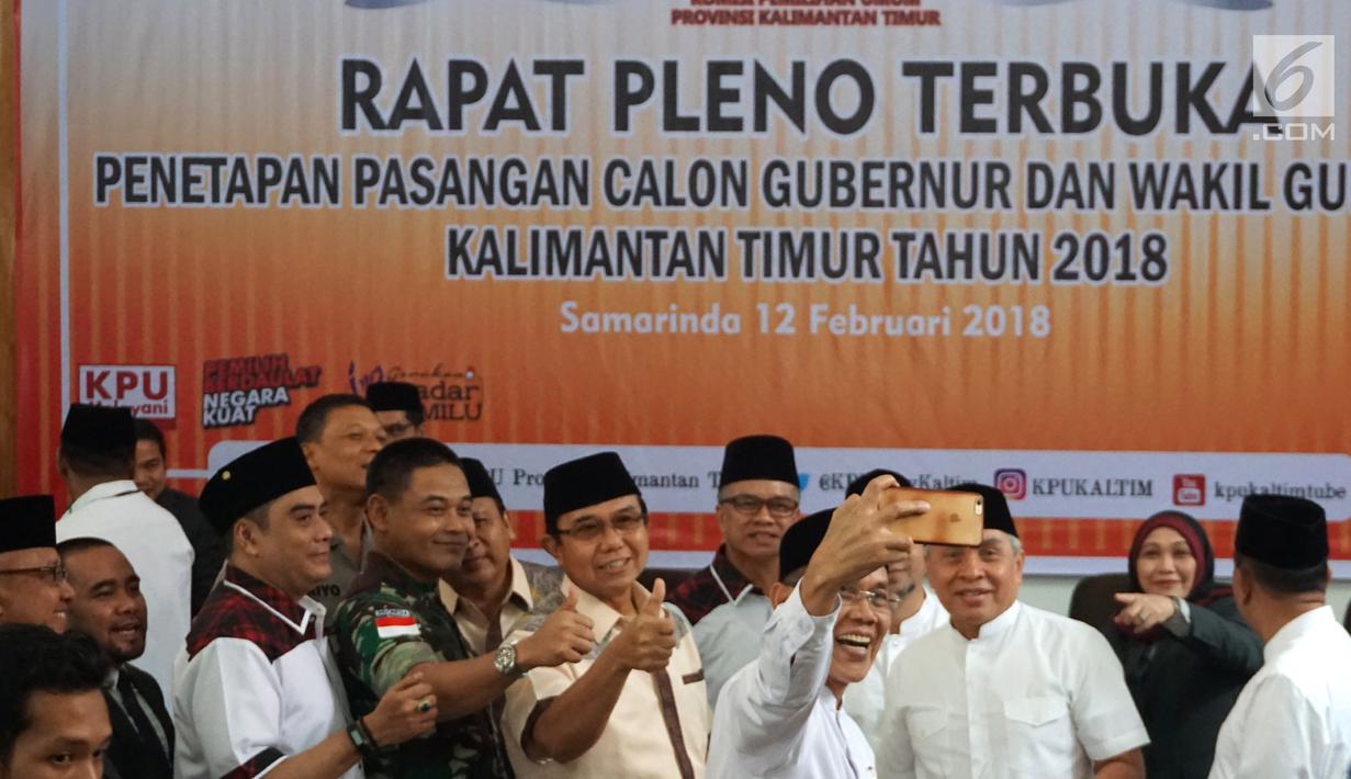 Calon gubernur (cagub) dan calon wakil gubernur (cawagub) Kalimantan Timur berpose usai resmi ditetapkan oleh KPU Kaltim di Samarinda, Senin (12/2). Empat pasang calon tersebut telah memenuhi syarat pencalonan Pilkada Kaltim 2018. (Liputan6.com/Maulana)