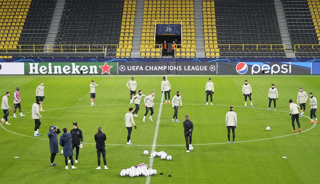 Pemain Paris Saint-Germain (PSG) mengikuti sesi latihan jelang laga menghadapi Borussia Dortmund pada matchday 6 Grup F Liga Champions 2023/2024 di Stadion Signal Iduna Park, Rabu (13/12/2023). (AP Photo/Martin Meissner)