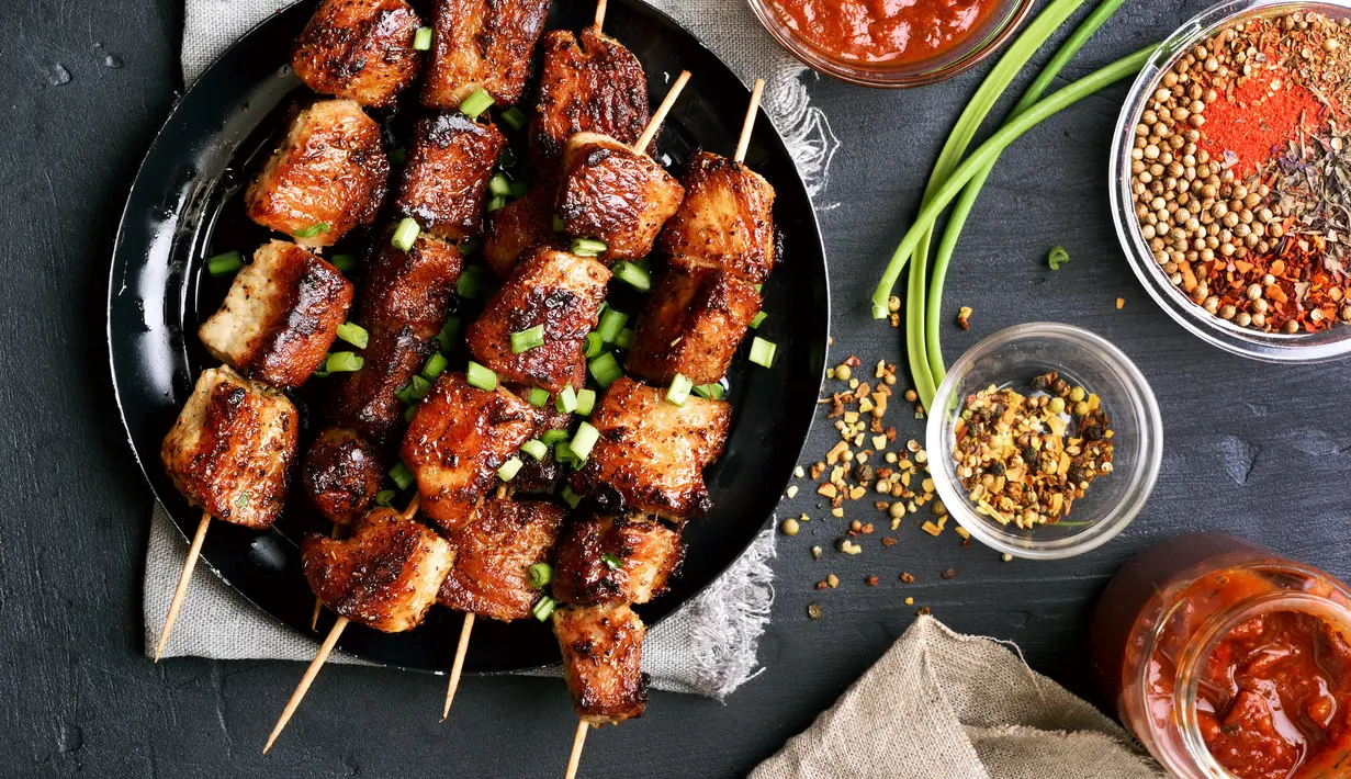 Sate kambing tak pernah salah apalagi jika ingin dibumbu kecap sederhana. (Tatiana Volgutova/Shutterstock.com)