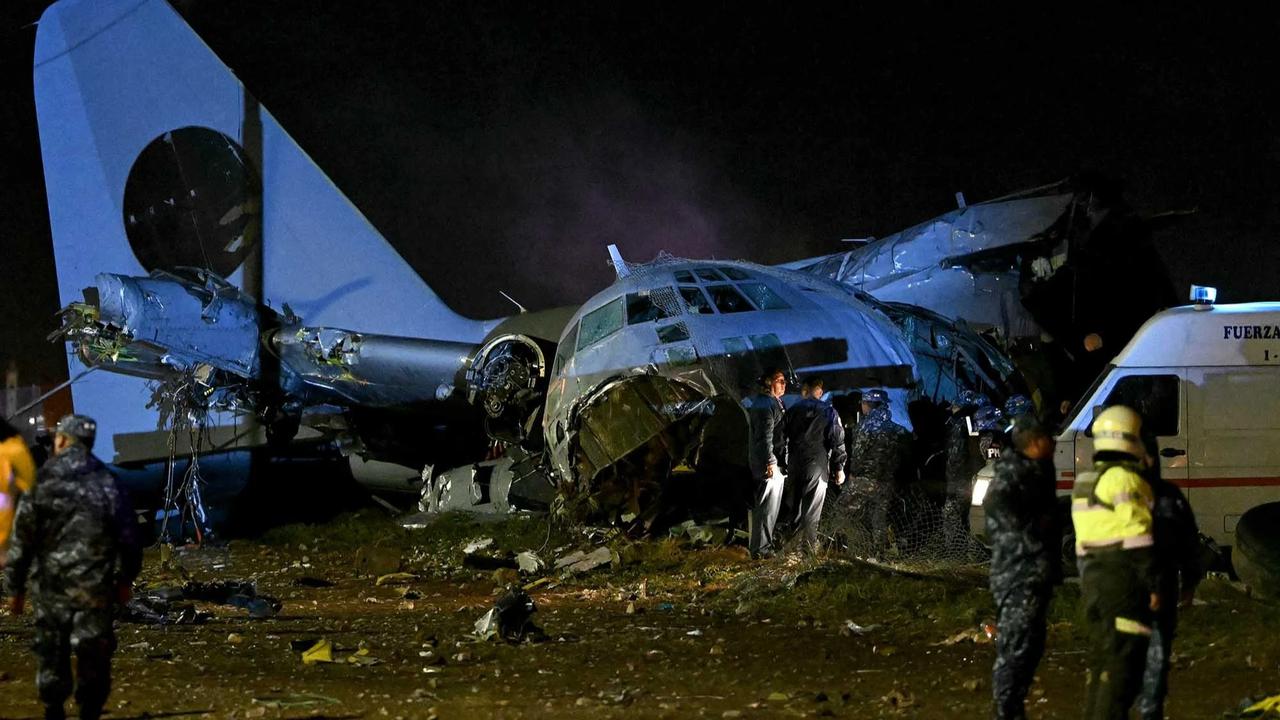 FOTO: Pesawat Militer Pembawa Uang Jatuh di Bolivia, 15 Orang Tewas