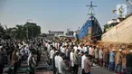 Warga pesisir saat menunaikan Salat Idul Fitri 1444 H di Pelabuhan Sunda Kelapa, Jakarta, Sabtu (22/4/2023).(merdeka.com/Iqbal S. Nugroho)