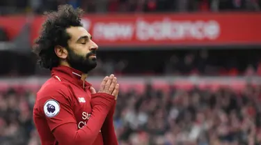 Gelandang Liverpool Mohamed Salah berselebrasi usai mencetak gol ke gawang Chelsea dalam lanjutan Liga Inggris di Stadion Anfield, Liverpool, Inggris, 14 April 2019. Pamain asal Mesir ini akan membela Liverpool menghadapi Tottenham Hotspur di final Liga Champions 2019. (Photo by Paul ELLIS/AFP)