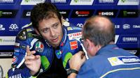 Pebalap Yamaha, Valentino Rossi, mengaku menyesal gagal finis pada balapan MotoGP Jepang di Sirkuit Motegi, Minggu (16/10/2016). (EPA/Kimimasa Mayama)