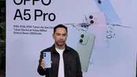 Arga Simanjuntak, Head of Public Relations Oppo Indonesia saat uji coba ketahanan Oppo A5 Pro di Jakarta, Jumat (14/3/2025). (Liputan6.com/ Yuslianson)