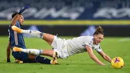 Bek Leeds United, Luke Ayling (kanan), terjatuh saat berebut bola dengan striker Arsenal, Pierre Emerick Aubameyang, dalam laga lanjutan Liga Inggris pekan ke-9 di Elland Road Stadium, Leeds, Minggu (22/11/2020). Leeds United bermain imbang 0-0 dengan Arsenal. (AFP/Michael Regan/Pool)