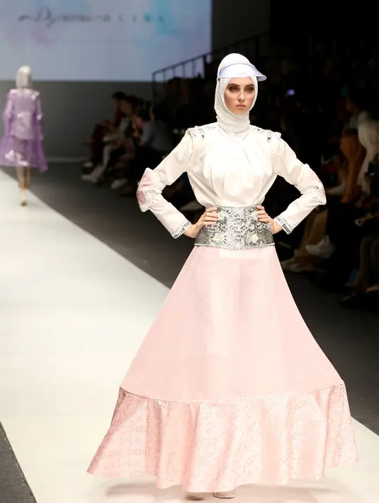 Sportswear yang dipamerkan di atas panggung cat walk ini terdiri dari bahan kaos untuk atasan dan celana panjang untuk bawahan. (Andy Masela/Bintang.com)