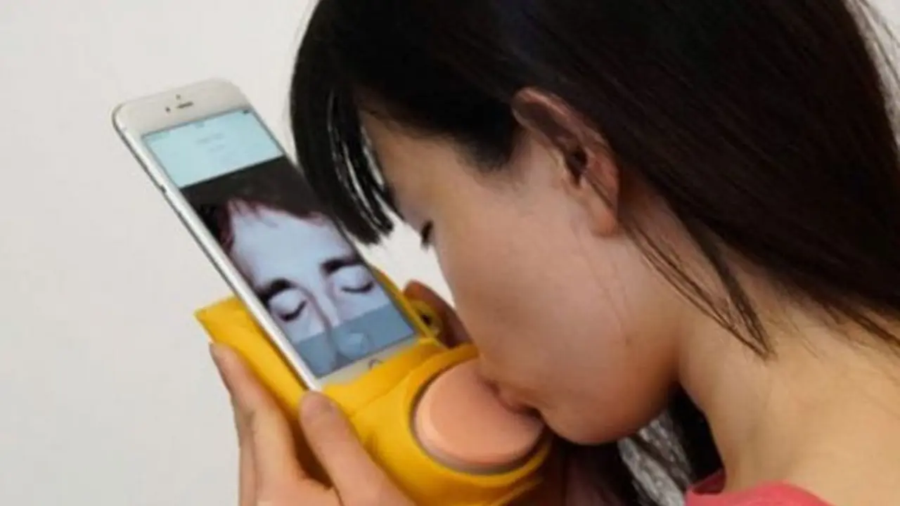 Dengan Alat Ini, Pasangan LDR Bisa Ciuman Meski Berjauhan