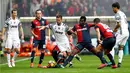 Pemain Juventus, Miralem Pjanic, berusaha melewati hadangan pemain Genoa pada laga pekan ke-13 Serie A, di Stadion Luigi Ferraris, Minggu (27/11/2016). (Reuters/Alessandro Garofalo)