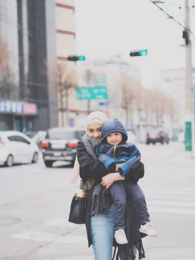 Gaya Seleb Cantik Gendong Anak (sumber: instagram/@