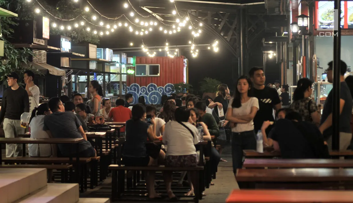 Pengunjung menikmati makanan di Food Street di Pulau D reklamasi atau Pantai Maju, Jakarta, Selasa (29/1). Food Street yang buka akhir tahun 2018 ini cukup diminati lantaran setiap malam ramai oleh masyarakat yang berkunjung (Merdeka.com/Iqbal S. Nugroho)