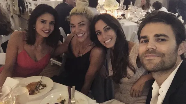 Ines de Ramon (ketiga dari kiri) dan Paul Wesley. (Instagram/ paulwesley)