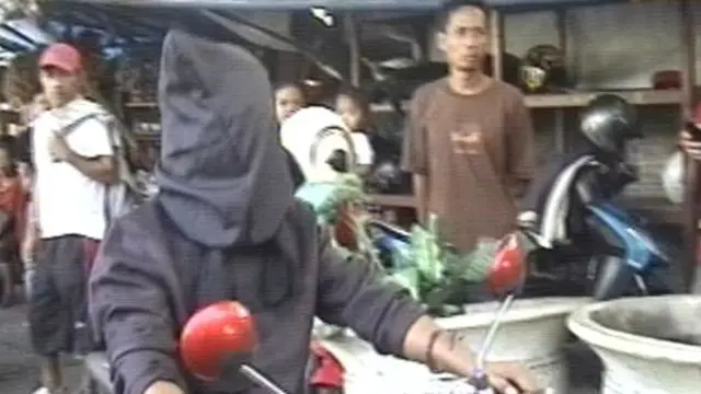 Peringati HUT RI, Pesulap Naik Motor dengan Mata Tertutup