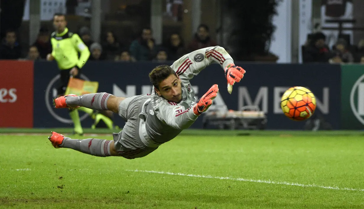 Kiper AC Milan Gianluigi Donnarumma melompat dan berhasil menyelamatkan gawang saat melawan Sampdoria dalam pertandingan Liga Italia Serie A di stadion San Siro di Milan pada 28 November 2015. (AFP Photo/Olivier Morin)