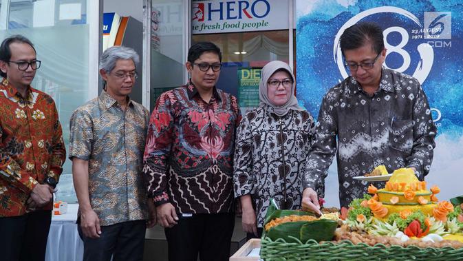Presiden Komisaris PT Hero Supermarket Tbk Ipung Kurnia memotong tumpeng pada perayaan HUT ke-48 Hero Group di Jakarta, Jumat (23/8/2019). Tahun 2019, perusahaan ritel ini menargetkan investasi lebih dari Rp500 miliar untuk menciptakan toko yang lebih baik. (Liputan6.com/HO/Eko)